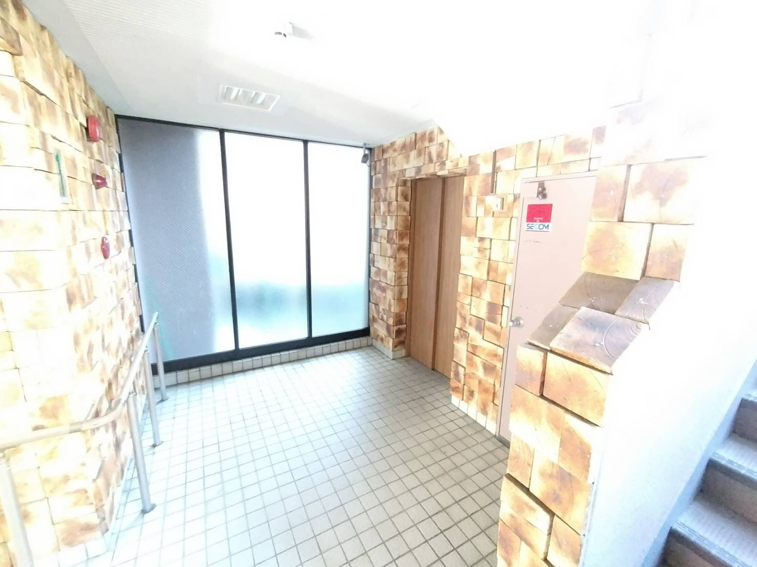 カネマンビルのロビー|毎日通るロビーはこのようになっています