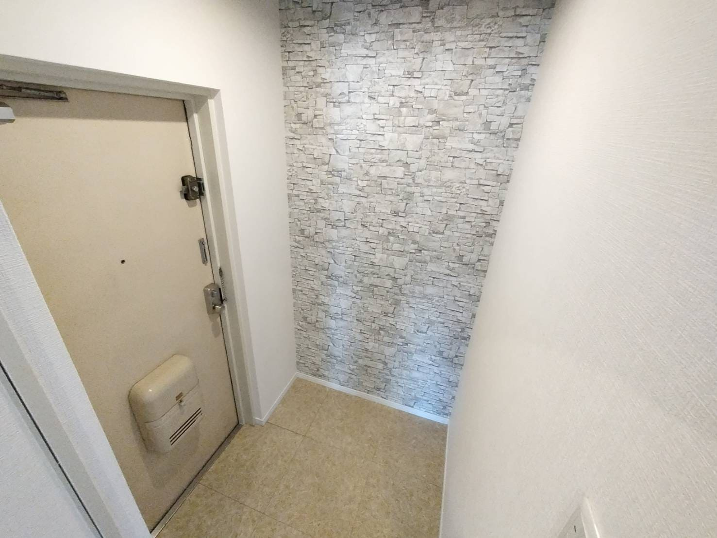 カネマンビルの玄関|※写真はイメージです。色仕様は現況優先になります。