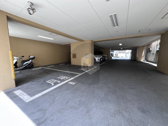 サイプレス小阪駅前の駐車場