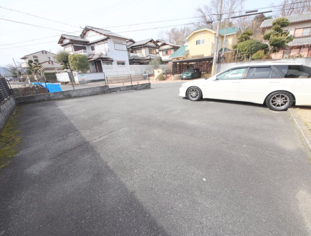 フローラ東坂の駐車場