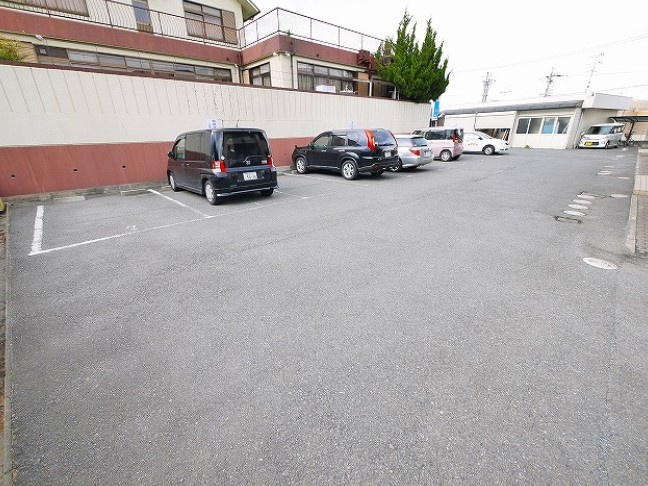 グレイス・フローラAの駐車場