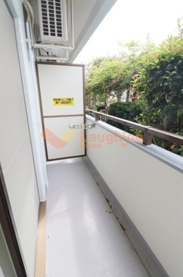 【バルコニー】 | アザレアハイツ江崎 | 外からの目が気にならないバルコニーで洗濯物が干せます