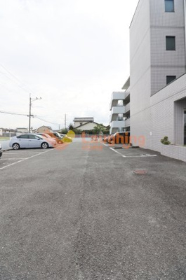 【駐車場】 | アザレアハイツ江崎 | 駐車場に車を止められます
