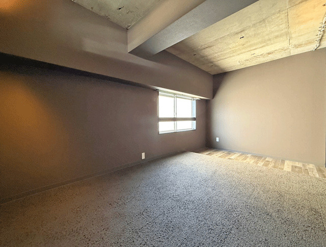 プラザ仙台　マンションの外観|大きな窓から陽光が降り注ぎ、お部屋の隅々まで明るく照らす◎住空間を快適に整え、一人時間も楽しむ暮らし♪