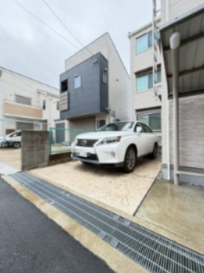 フィデール春日の駐車場