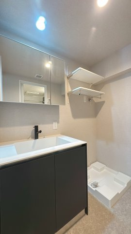 【独立洗面台】 | ハイライフ大濠☆仲介手数料無料☆ | 大きな鏡と明るい照明が、今日の始まりをさわやかにしてくれます。