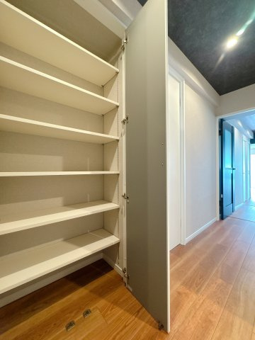 【収納】 | ハイライフ大濠☆仲介手数料無料☆ | ふとしたスペースに、活かされた収納。生活を支えるのはこんな気遣い。