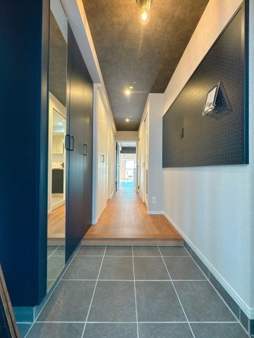 【玄関】 | ハイライフ大濠☆仲介手数料無料☆ | 玄関はスペースを確保し廊下は人が通れる最低限の広さにしてます。そのことで中の居住空間を最大限に活かしてます。