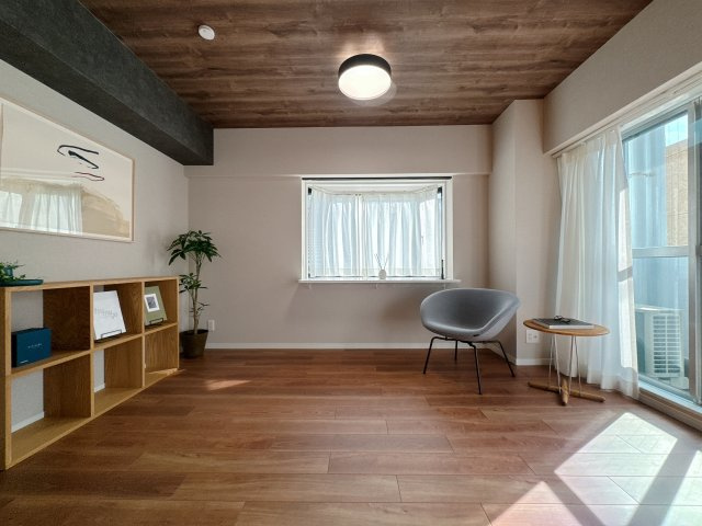 【居間・リビング】 | ハイライフ大濠☆仲介手数料無料☆ | 機能性とデザイン性を両立させた、リノベーション物件ならではの素敵な室内。実際に見てみるとそれがよく分かります♪