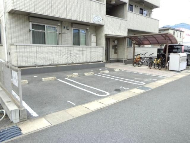 リヴェールKの駐車場