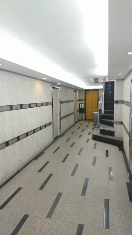 明宏ビル別館のエントランス