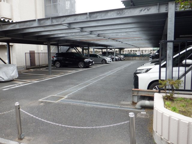 パシフィックコンフィート大島の駐車場