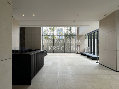 【ロビー】 | クラッシィタワー靭公園 | エントラスを抜けると天井高があり木々と水の流れを感じることのできるロビーが広がってます☆