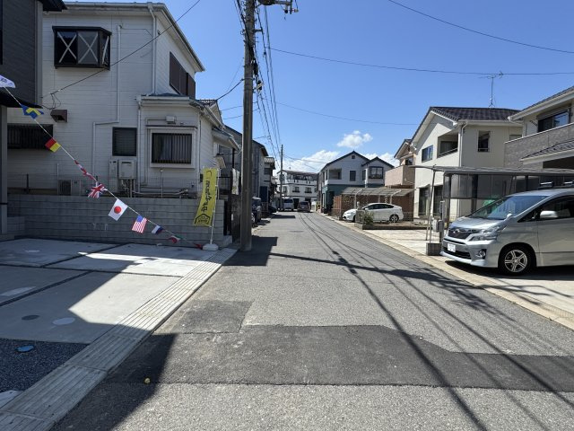 流山市三輪野山１丁目新築戸建【流山北小学校：9分】の前面道路含む現地写真|北側前面道路・幅員約6ｍ