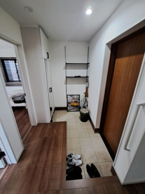 【玄関】 | 志木市本町二丁目中古戸建 | 珍しい広々スペースの玄関！