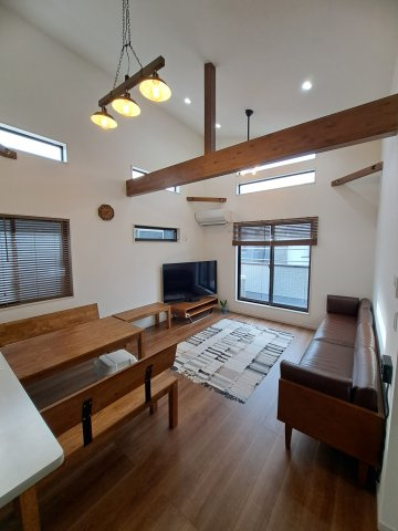 【居間・リビング】 | 志木市本町二丁目中古戸建 | 勾配天井の広々リビング