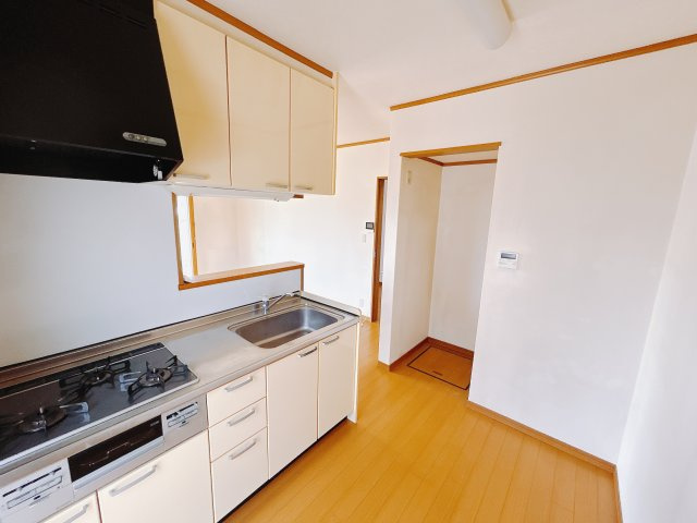 【中古戸建】太田市大原町のキッチン|お料理ができたら「これ運んで～♪」と手渡しが出来ます。対面キッチンなのでリビングと一体感があり、広々とした空間の中で楽しく食事やお菓子作りが出来ますね♪