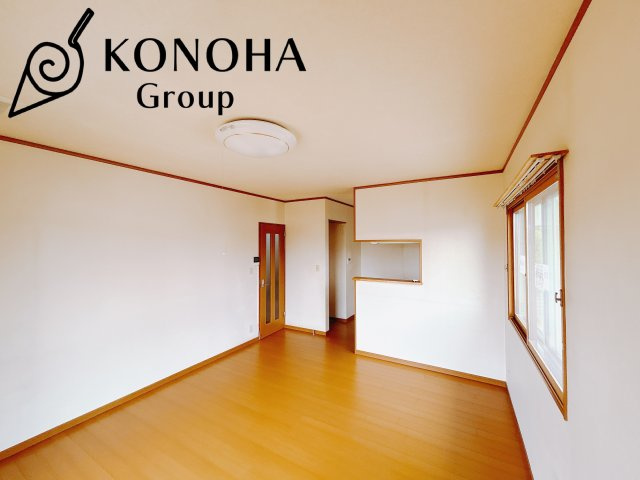 【中古戸建】太田市大原町の居間・リビング|これから長く住むお家のリビングには毎日気持ちのいい日差しが差し込みます。ポカポカ日向ぼっこをしながらお昼寝をするのもいいですね♪明るいリビングに気分も晴れやかに♪