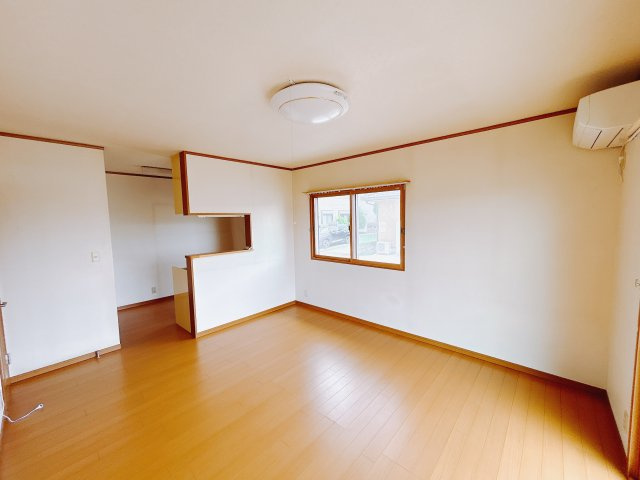 【中古戸建】太田市大原町の居間・リビング|明るいリビングに気分も晴れやかに♪