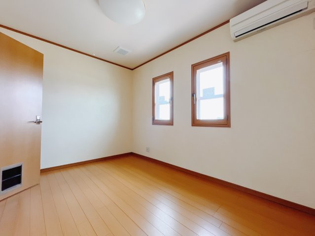 【中古戸建】太田市大原町の洋室|「今日も一日お疲れ様」とご夫婦でゆったりくつろげる寝室。毎日の家事やお仕事に疲れた日はフカフカのベットで癒されてください。テレビや本棚をおいても快適な広さなのが自慢のお部屋です♪