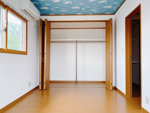 【中古戸建】太田市大原町の収納|片付けに便利なクローゼット♪扉がついているので、お友達が来た時や見られたくない私物などをしまえます。広さも充分ですので使い勝手が良いクローゼットです。