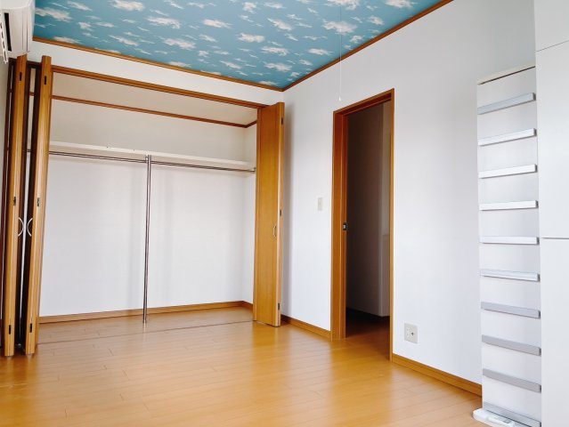 【中古戸建】太田市大原町の洋室|子供部屋のメリットは「自立心を養うことができる」「自分で整理整頓できるようになる」そして、お子様が成長した際には「プライバシーを確保できる」といい事だらけ♪