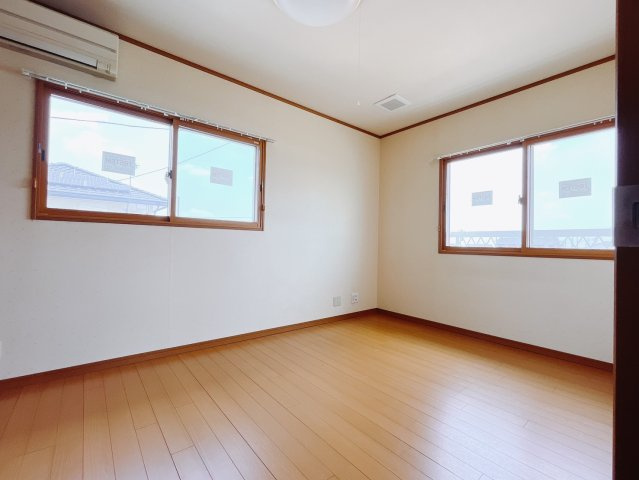 【中古戸建】太田市大原町の洋室|広い寝室ならインテリアも自由自在にお楽しみいただけます♪お外から帰ってきた後は寝室でゆっくり自分の時間をお過ごしください