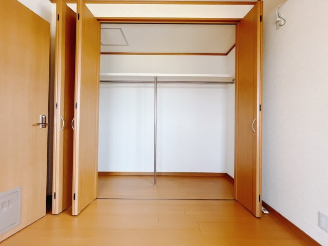 【中古戸建】太田市大原町の収納|ハンガーパイプ付きクローゼットになっているのでお子様が大きくなっていくにつれて増えるお洋服も場所を取らないで収納できます♪