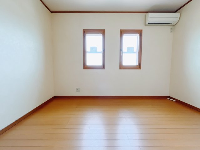 【中古戸建】太田市大原町の洋室|お子様にとって初めての「自分だけのお部屋」。どんなお部屋にするのか楽しみになりますね♪こちらのお部屋は洋室になっているので、もし汚してしまっても簡単にお掃除できるので助かります。