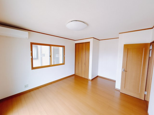 【中古戸建】太田市大原町の洋室|ママ友が来ても子供達には子供部屋で遊んでいてもらうことができます。ママ達はリビングで楽しくおしゃべりに華を咲かせながら気兼ねなく盛り上がれます♪