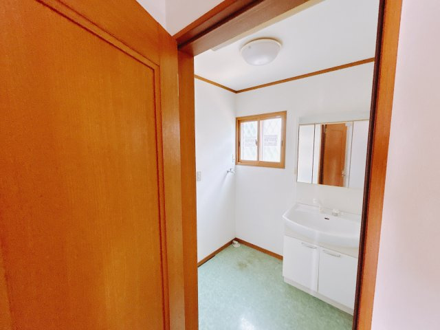 【中古戸建】太田市大原町の独立洗面台|ゆとりのある洗面脱衣室ではお子様と並んで歯磨きもできるので一緒に成長を楽しめます♪広い空間なのですれ違うのもぶつかる心配がなく、ストレスフリー♪