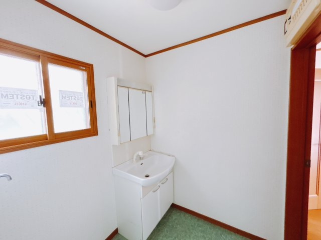 【中古戸建】太田市大原町の独立洗面台|通常より広いタイプの洗面所になっています。のびのびと使える洗面所には寒い冬にストーブをおいても邪魔になりません♪