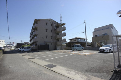 【駐車場】 | アーバンコート論田 | 駐車場に車を止められます