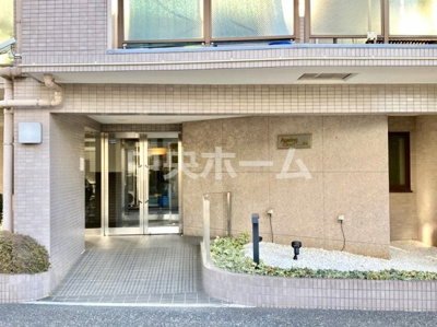 【エントランス】 | エイジングコート亀有 | 【エントランス】マンションのエントランスは、その物件の印象を決める、顔とも言える場所です。毎日通る場所ですからきれいなのが一番です。エントランス内はオートロックですので暮らしの安全も確保されています。