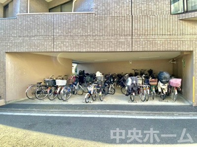 【駐輪場】 | エイジングコート亀有 | 【自転車置き場】最新の空き状況や費用などの詳細は担当スタッフまでお問い合わせください。