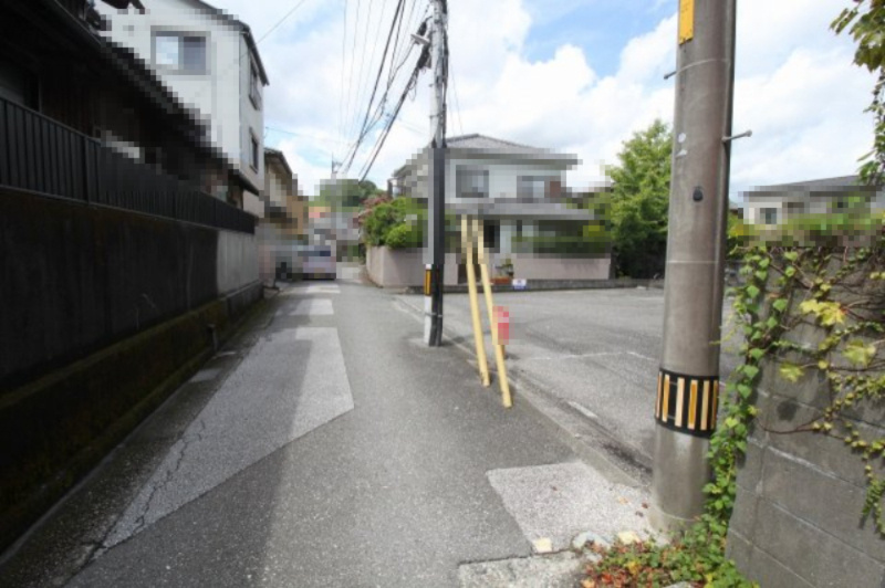 新屋敷　建築条件なし　売土地の前面道路含む現地写真