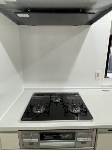 ロイヤルガーデン千舟町のキッチン|3口コンロあり！