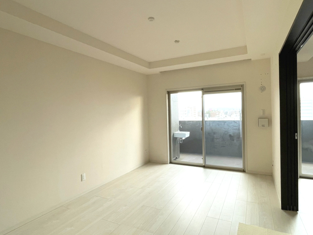 ロイヤルガーデン千舟町の居間・リビング|南側バルコニーで明るいLDKです