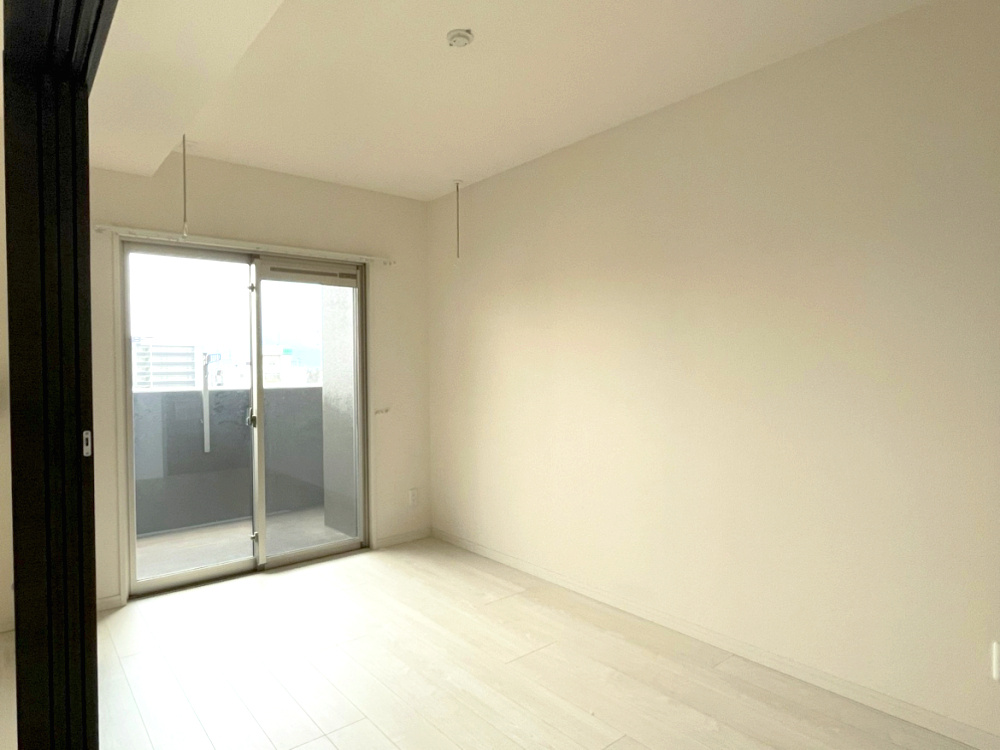 ロイヤルガーデン千舟町の洋室|南側バルコニーで明るいお部屋です！