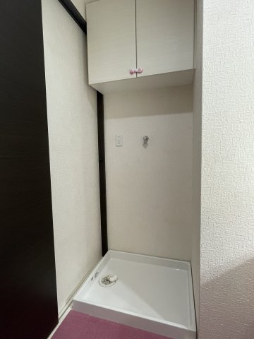 ロイヤルガーデン千舟町のランドリースペース|洗濯機置場です。上部に収納もあり便利です