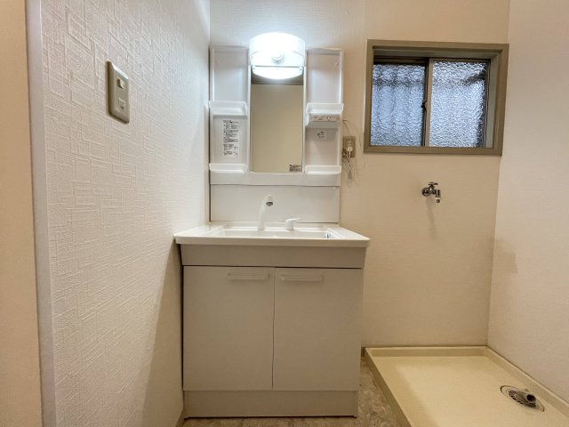 川西市萩原2丁目　中古戸建の独立洗面台|新調された独立洗面化粧台が付いています