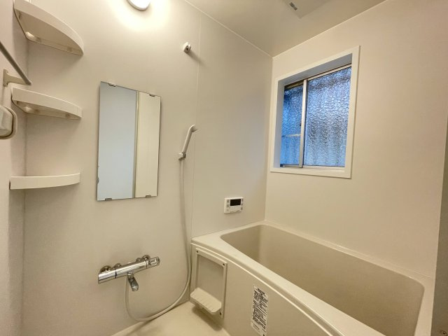川西市萩原2丁目　中古戸建の浴室|新調されたユニットバスで寒さも緩和されます　窓付きのバスルームは、採光もあり明るく気持ちの良い空間です

