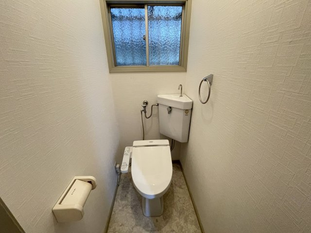 川西市萩原2丁目　中古戸建のトイレ|ウォシュレット付きのトイレです(^^)v
