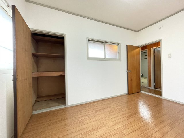 川西市萩原2丁目　中古戸建の収納|ちょっとした収納スペースも充実しています　明り取りの小窓もオシャレ！