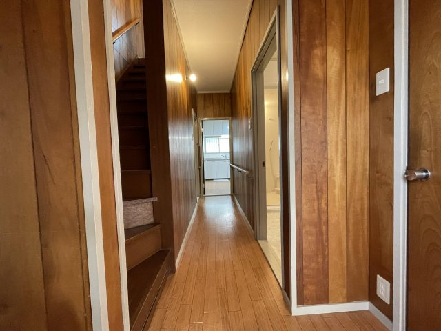 川西市萩原2丁目　中古戸建のその他共用部分|1階廊下　各居室へ続く廊下　手すりも付いていて、ご年配の方にも安心です