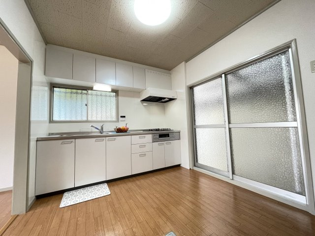川西市萩原2丁目　中古戸建のキッチン|収納を設置するのにも十分な広さがあります！