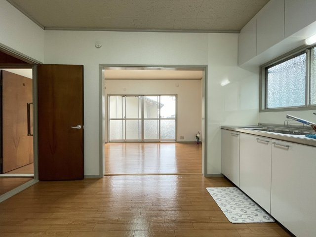 川西市萩原2丁目　中古戸建のキッチン|ダイニングキッチンから続く洋室！扉を開けることで開放的なスペースになります