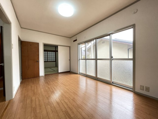 川西市萩原2丁目　中古戸建の洋室|DK横の洋室7.5帖　リビング横に洋室があり、様々な用途でお使いいただけます