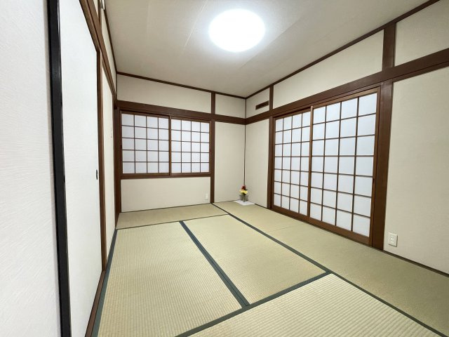 川西市萩原2丁目　中古戸建の和室|１階６帖和室　玄関横なので客間として使っても良いですね。
