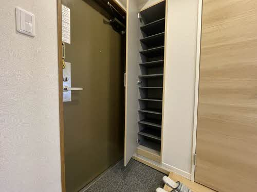 アプリーレ京町の玄関|写真は反転タイプのお部屋です。